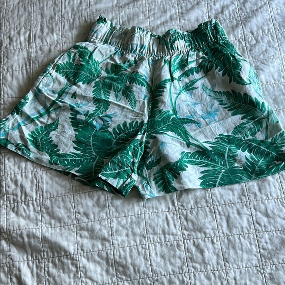 H&M Tropical Green Leaf Print Shorts - Picture 1 of 8